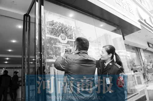 市民正在掃描二維碼，加關注