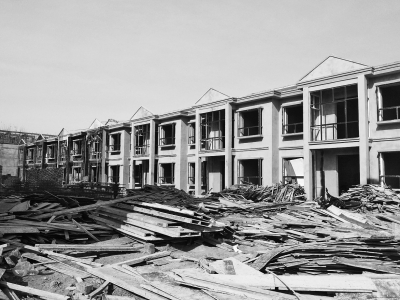 別墅群現(xiàn)場(chǎng)，工人正在施工，部分建筑已經(jīng)封頂。