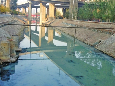 河?xùn)|側(cè)的污水管道正向河里排污水 河?xùn)|側(cè)的污水管道正向河里排污水