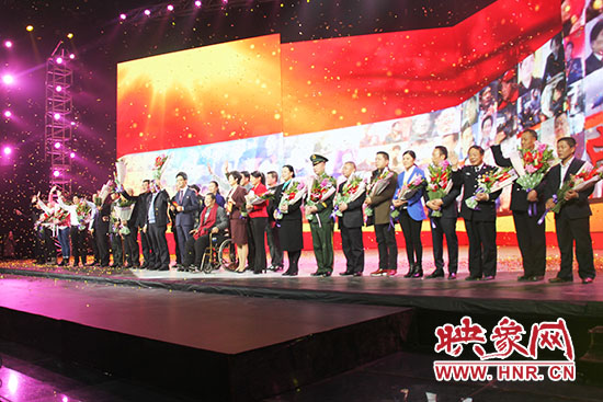 10位獲獎者和1個愛心集體合影。