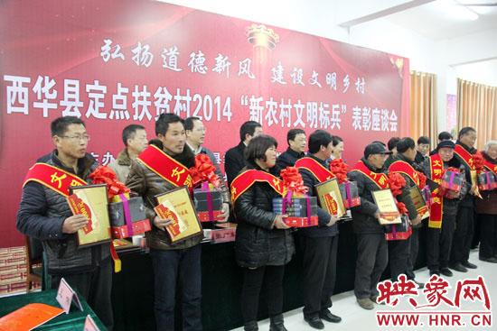 活動現(xiàn)場，領(lǐng)導(dǎo)們向獲得“文明好家庭”、“文明好孝賢”、“文明好青年”、“文明好媳婦”、“文明好學(xué)生”