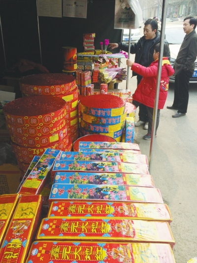 一家鞭炮攤兒前，只有少數(shù)人駐足購買。