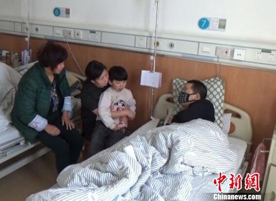 　一家4口在病房里團(tuán)聚過年。