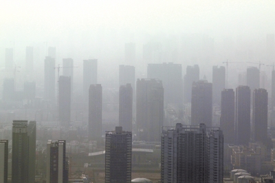 霧霾治理，任重道遠(yuǎn)。記者 洪波攝