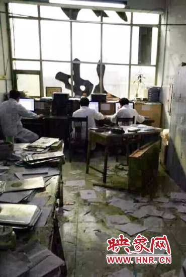 醫(yī)院辦公室內(nèi)病人病歷被扔了一地。（圖片來(lái)自網(wǎng)絡(luò)）