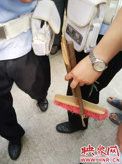 老太從環(huán)衛(wèi)工手中奪過掃帚，用腳踩斷，用力向環(huán)衛(wèi)工人的手上和腿上敲去。