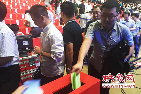 專家、評委、全局干部職工代表現(xiàn)場投票。