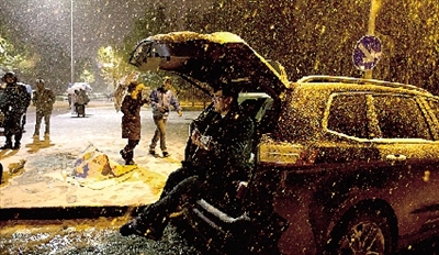 彈琴彈到手指都沒知覺了，還在一首又一首地唱。