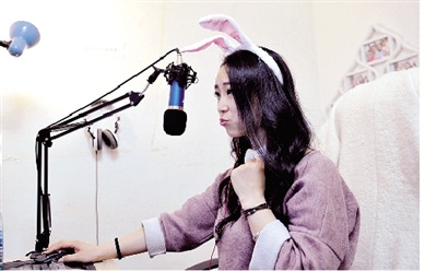 在一次直播中，小米戴上兔子頭飾，向網(wǎng)友賣萌