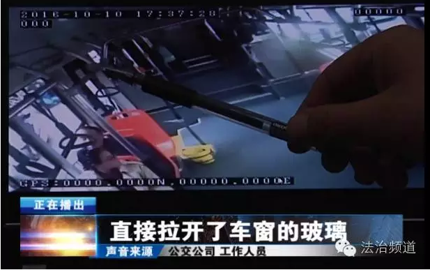 兩男子坐鄭州公交竟然跳窗 只因?yàn)樽^(guò)站點(diǎn)