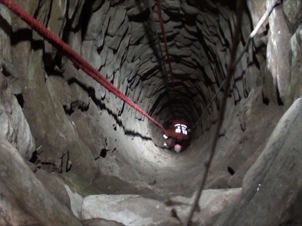 險(xiǎn)！女子凌晨墜入15米深井 命懸一線