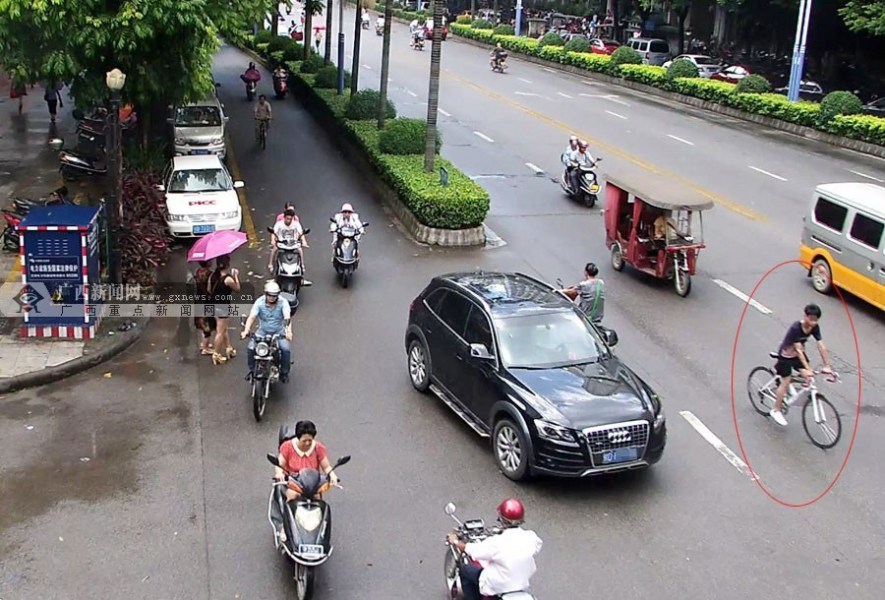 圖為肇事者撞人后逃逸。