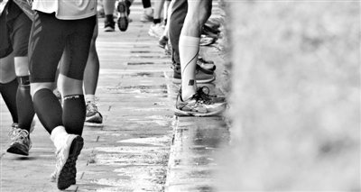 昨日，2013年北京馬拉松，因流動(dòng)廁所和公廁有限，很多選手都“就地解決”，地面上“水”流成河。