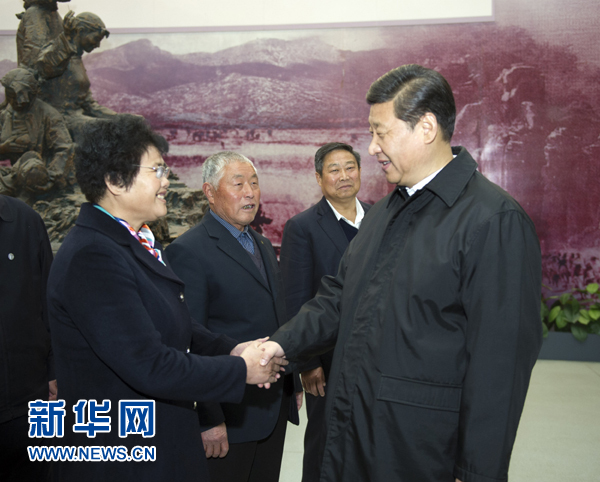 25日上午，習(xí)近平在臨沂華東革命烈士陵園參觀沂蒙精神展并會見當?shù)叵冗M模范和當年支前模范后代代表。