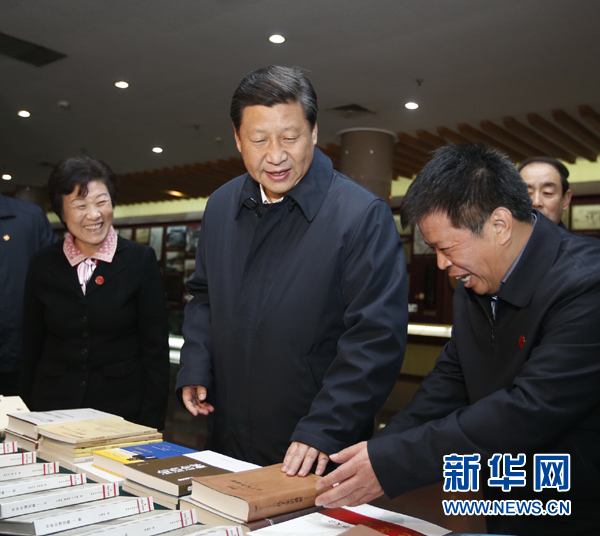 26日上午，習(xí)近平在孔子研究院參觀考察。新華社記者鞠鵬 攝