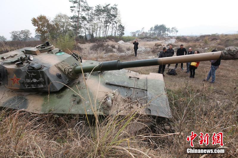 12月4日，浙江臺州，人們在坦克前圍觀。