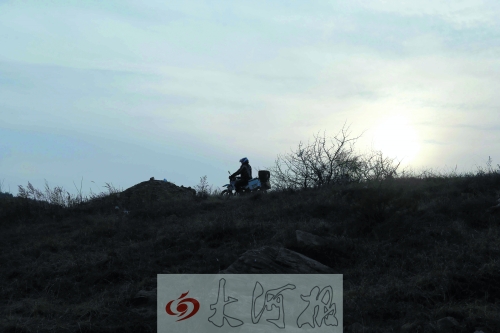 神鷹救援大隊(duì)摩托車中隊(duì)隊(duì)員正在山中搜救 神鷹救援大隊(duì)摩托車中隊(duì)隊(duì)員正在山中搜救