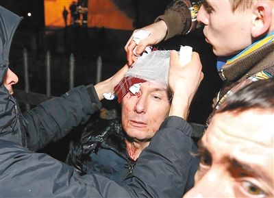 11日，基輔，遇襲受傷的反對派領導人盧岑科接受簡單救護。