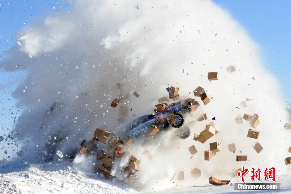 圖為：謝雨均駕駛賽車在黑龍江黑河段飛越冰河。中新社發(fā) 邱齊龍 攝
