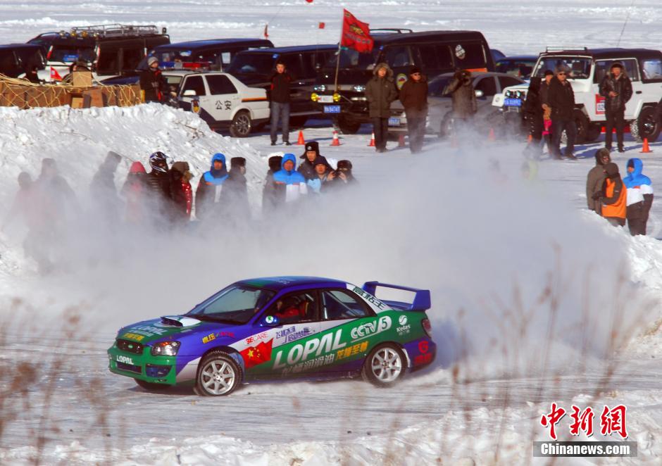 圖為參加“飛越冰河”大型體育極限運(yùn)動挑戰(zhàn)賽事的選手在冰封的黑龍江上進(jìn)行冰雪飛車漂移。中新社發(fā) 邱齊龍