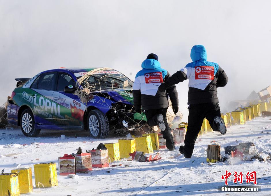 謝雨均駕駛賽車在黑龍江黑河段飛越冰河。中新社發(fā) 邱齊龍 攝