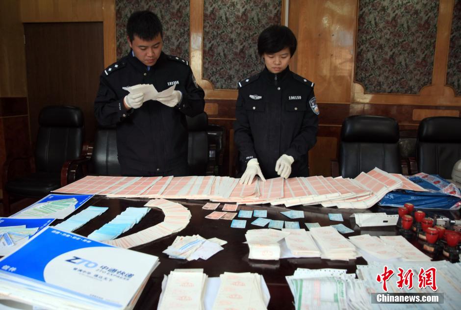 圖為查獲大量假火車票和制販工具（資料圖片）。