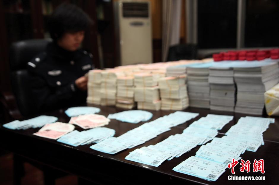 圖為查獲大量假火車票和制販工具（資料圖片）。