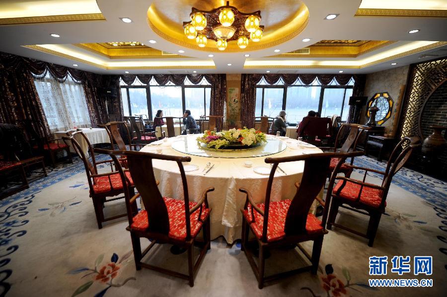 　1月15日，游客在北京紫竹院公園內的問月樓喝茶聊天。