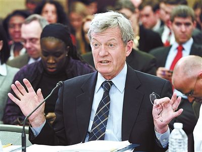 2012年2月1日，鮑卡斯在國會會議上發(fā)言供圖/IC