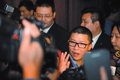 3月10日23時(shí)許，與馬航失聯(lián)航班部分乘客家屬乘坐同一航班的乘客在北京首都機(jī)場(chǎng)辦理值機(jī)手續(xù)。新華社