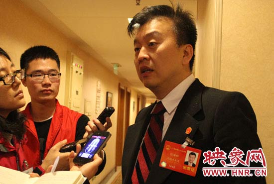 全國(guó)人大代表、中央電視臺(tái)綜藝頻道節(jié)目組主持人、河南省青聯(lián)榮譽(yù)副主席張澤群