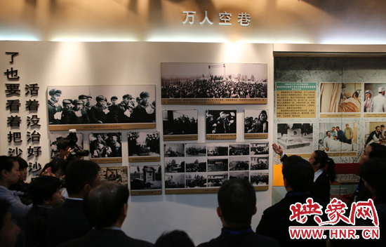 在焦裕祿紀(jì)念館，參觀的人絡(luò)繹不絕，一批批來自全國各地的黨員干部前來學(xué)習(xí)焦裕祿事跡