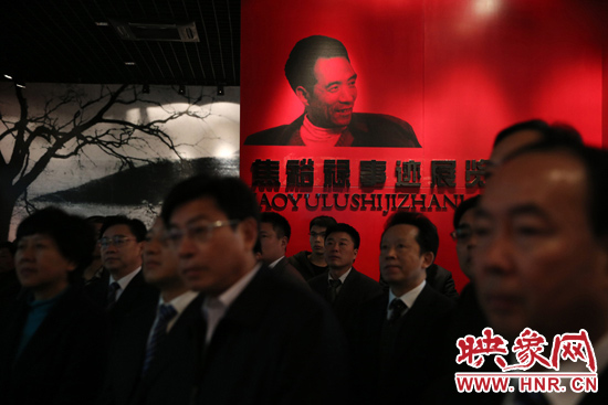 在焦裕祿紀(jì)念館，參觀的人絡(luò)繹不絕，一批批來自全國各地的黨員干部前來學(xué)習(xí)焦裕祿事跡