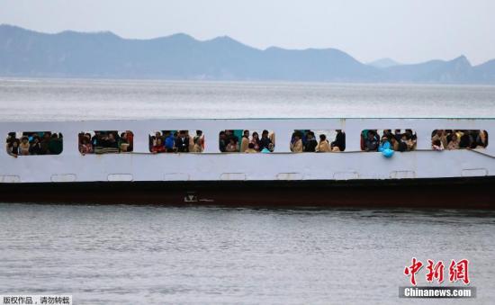 　4月17日清晨，失蹤者家屬乘坐渡輪前往事故現(xiàn)場(chǎng)。