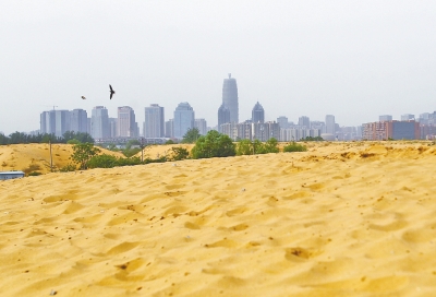 鄭州龍湖邊現(xiàn)人造沙漠 風(fēng)起揚沙坑苦附近居民 鄭州龍湖邊現(xiàn)人造沙漠 風(fēng)起揚沙坑苦附近居民