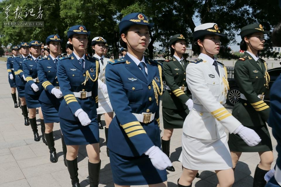 解放軍首批女儀仗兵亮相，90%以上擁有大專以上學(xué)歷，平均身高1.72米。圖為女兵儀仗隊。