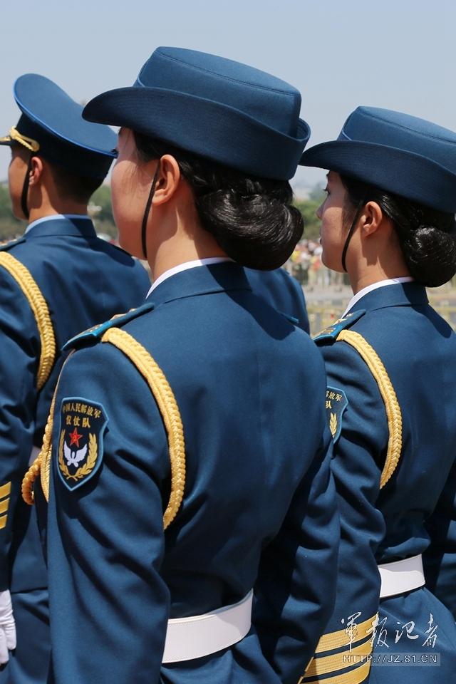 解放軍首批女儀仗兵亮相，90%以上擁有大專以上學(xué)歷，平均身高1.72米。圖為女兵儀仗隊。
