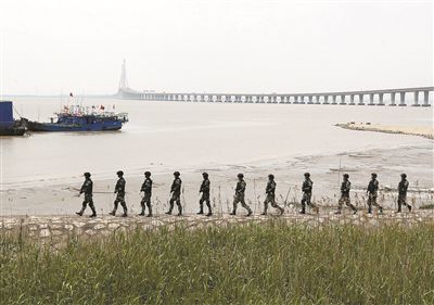 上海加強(qiáng)安保工作，警方在長(zhǎng)江沿岸巡邏