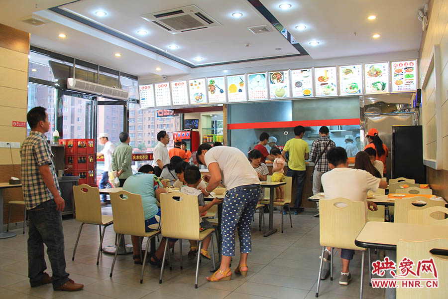 慶豐包子的金字招牌真不是蓋的,雖然店面還沒有正式營業(yè),已有許多食客慕名來吃包子。