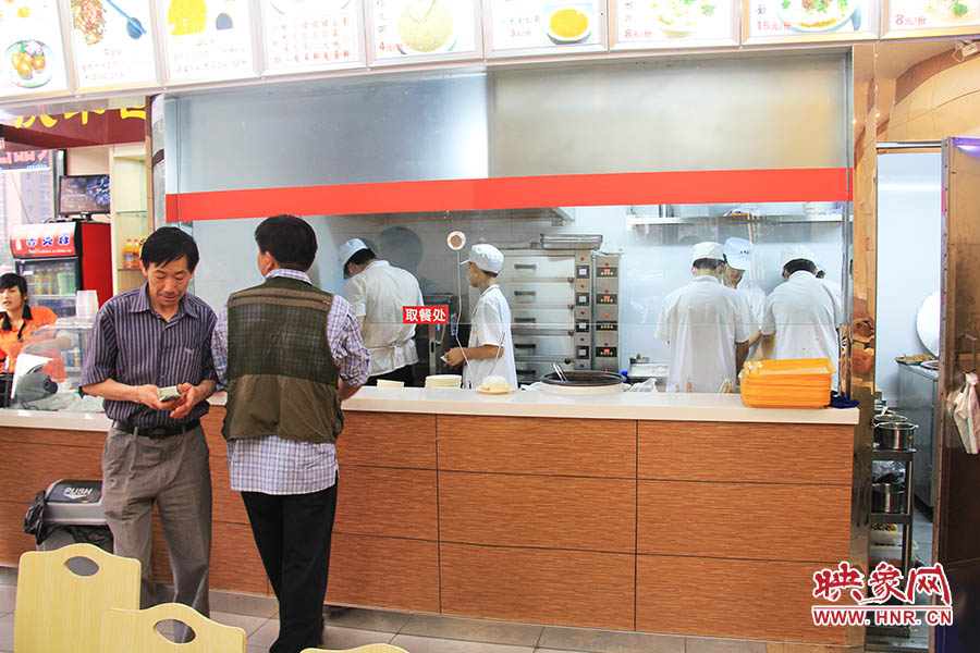 店面仍處于“試營業(yè)”狀態(tài),后廚的設(shè)備嶄新,看起來還算整潔。