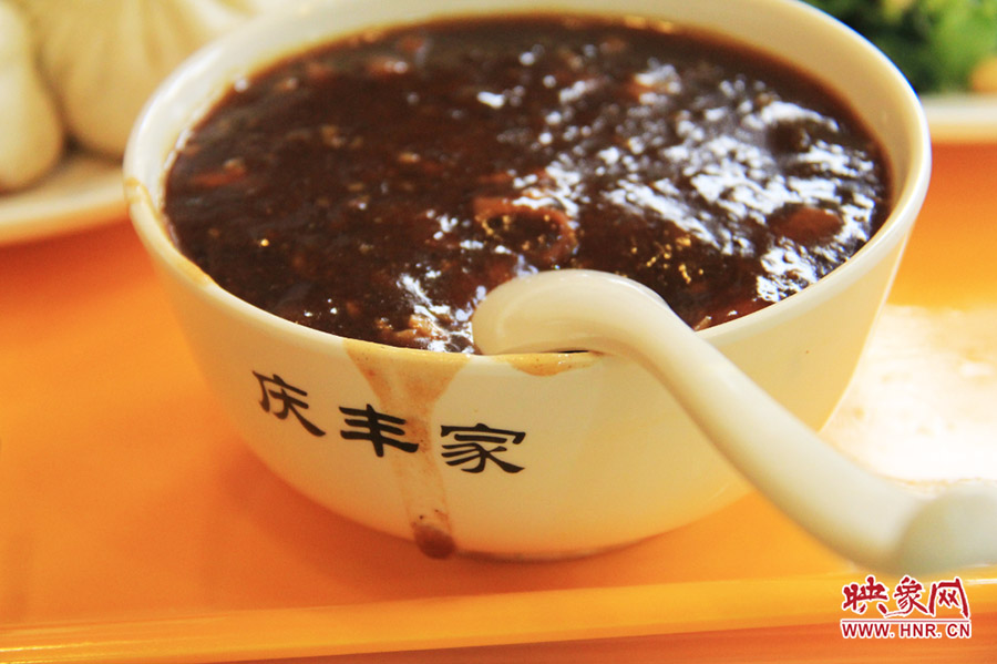 一碗炒肝,看上去也有滋有味。