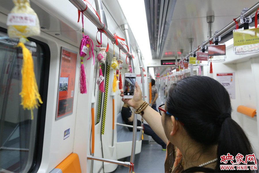 濃濃端午節(jié)氛圍的龍舟模型。