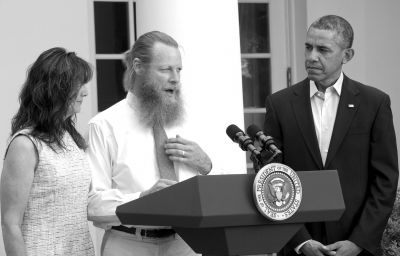 美國(guó)總統(tǒng)奧巴馬和伯格達(dá)爾的父母共同出席新聞發(fā)布會(huì)。圖/CFP