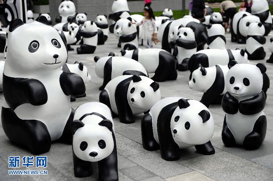這是6月2日在上海靜安嘉里中心廣場(chǎng)拍攝的萌態(tài)百出的“熊貓”大軍。