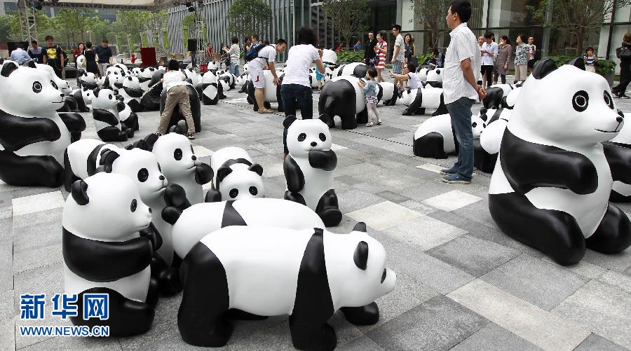 6月2日在上海街頭拍攝的大熊貓模型。