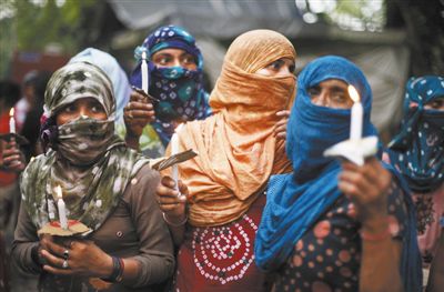 印度民眾舉行紀念儀式，悼念在強奸案中遇害的兩名少女。