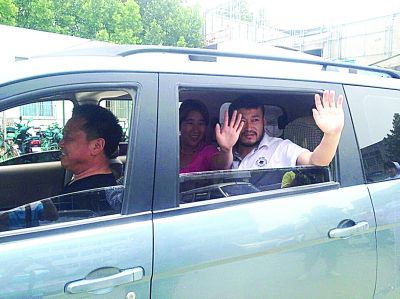 孫正龍和妻子、家人，揮手和醫(yī)護(hù)人員告別。張凌飛