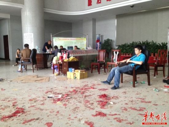 家屬將冰棺搬進(jìn)了環(huán)保局綜合樓大廳 家屬將冰棺搬進(jìn)了環(huán)保局綜合樓大廳