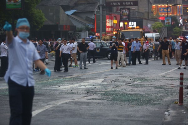 　圖為醫(yī)護人員到現(xiàn)場救援。