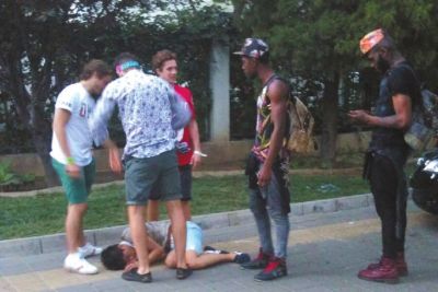 外籍男子路邊發(fā)現(xiàn)醉漢將其圍住。